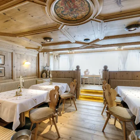 Jenewein فندق 4*